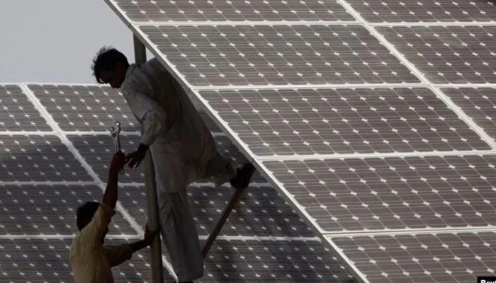 Shedding Light on Solar: Study Urges Swarm Grids to Power Pakistan's Rooftops